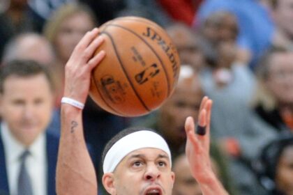Seth Curry Nails a Stunning Three-Pointer!