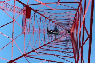 Clippers’ Derrick Jones Jr. Leaves Court After Painful Knee Collision