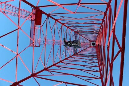 Clippers’ Derrick Jones Jr. Leaves Court After Painful Knee Collision