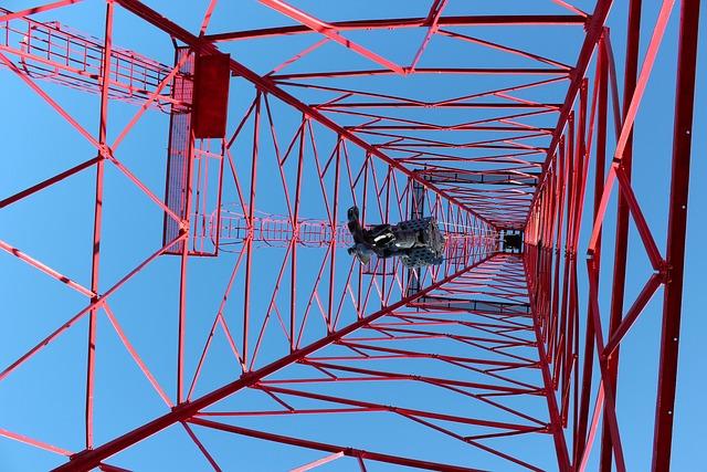 Clippers’ Derrick Jones Jr. Leaves Court After Painful Knee Collision