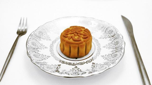 Kings Rookie Maxime Raynaud Leaves Game Early with Concerning Knee Injury Against Suns